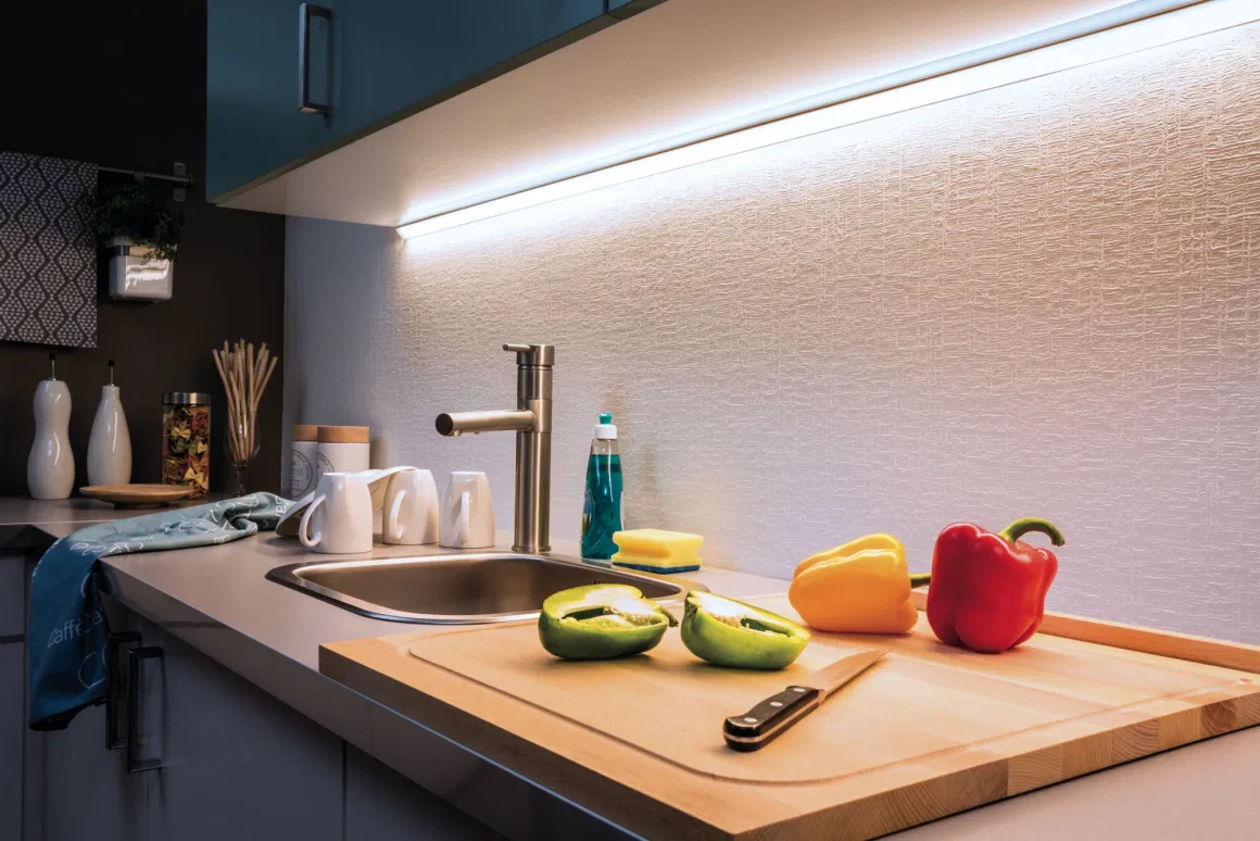 cara memasang lampu led strip di kitchen set